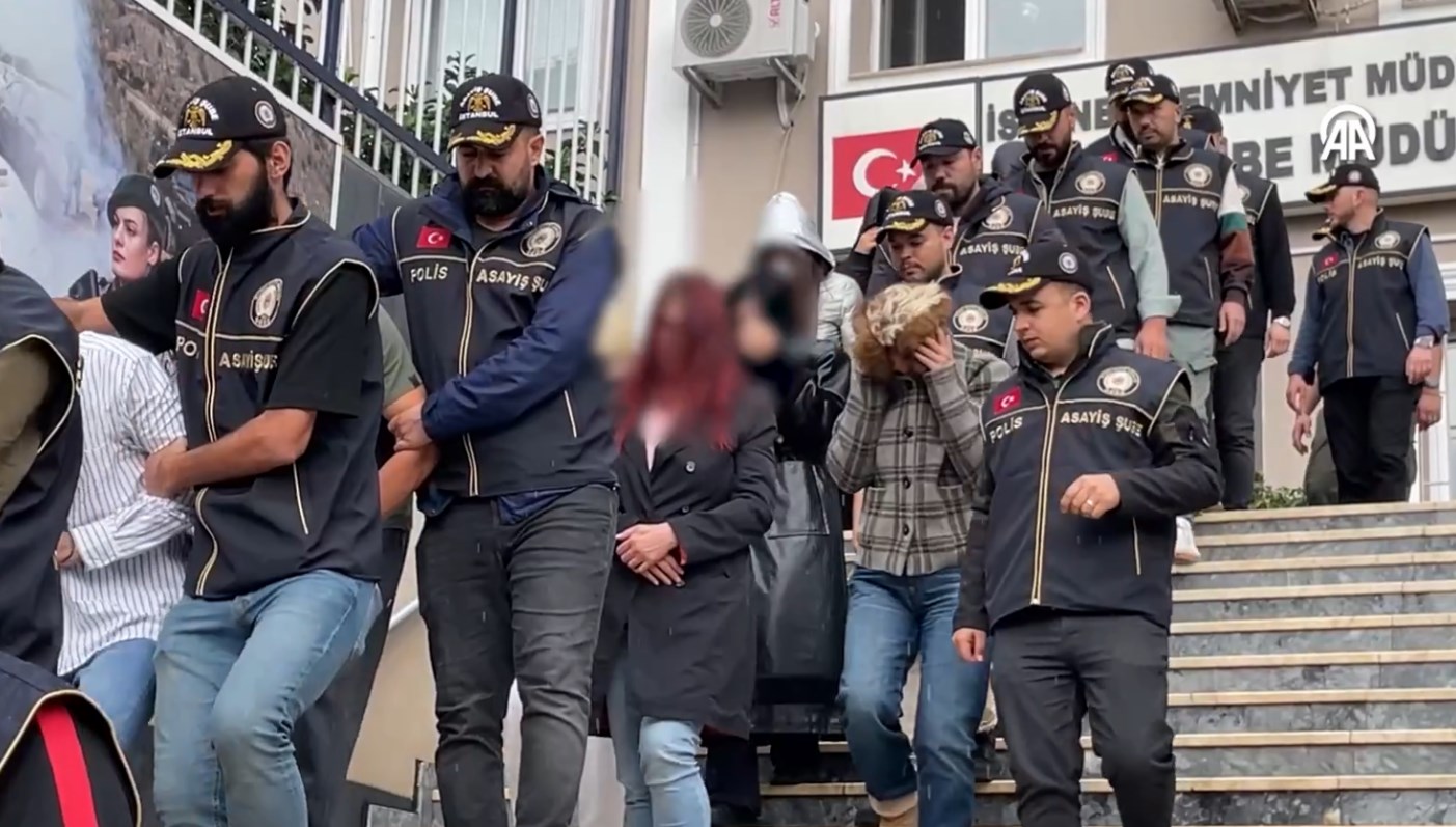 ahlak polisinden istanbulda 15 ilceye baskin JMvahUnl.jpg