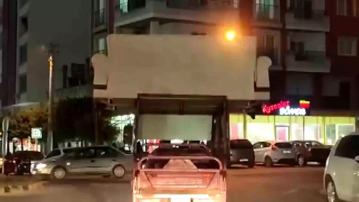 Hatay’da Koltuk Taşıyan Motosiklet Sürücüsüne Ceza
