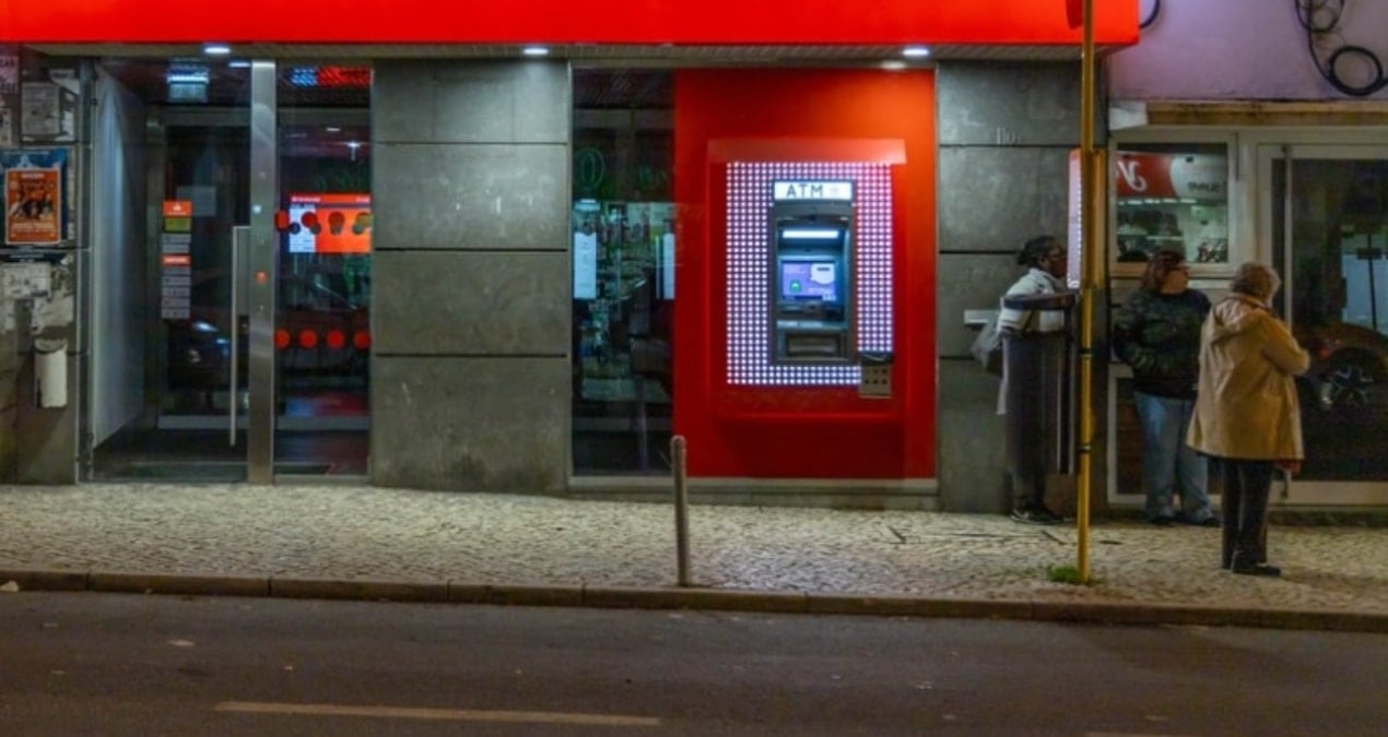 koklu banka 76 subesini tek tek kapatiyor 8MiIzdSO.jpg