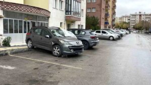 sivasta kontrolden cikan otomobil park halindeki araclara carpti bcl7rOgc.jpg