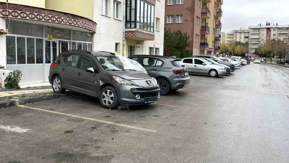 sivasta kontrolden cikan otomobil park halindeki araclara carpti bcl7rOgc.jpg