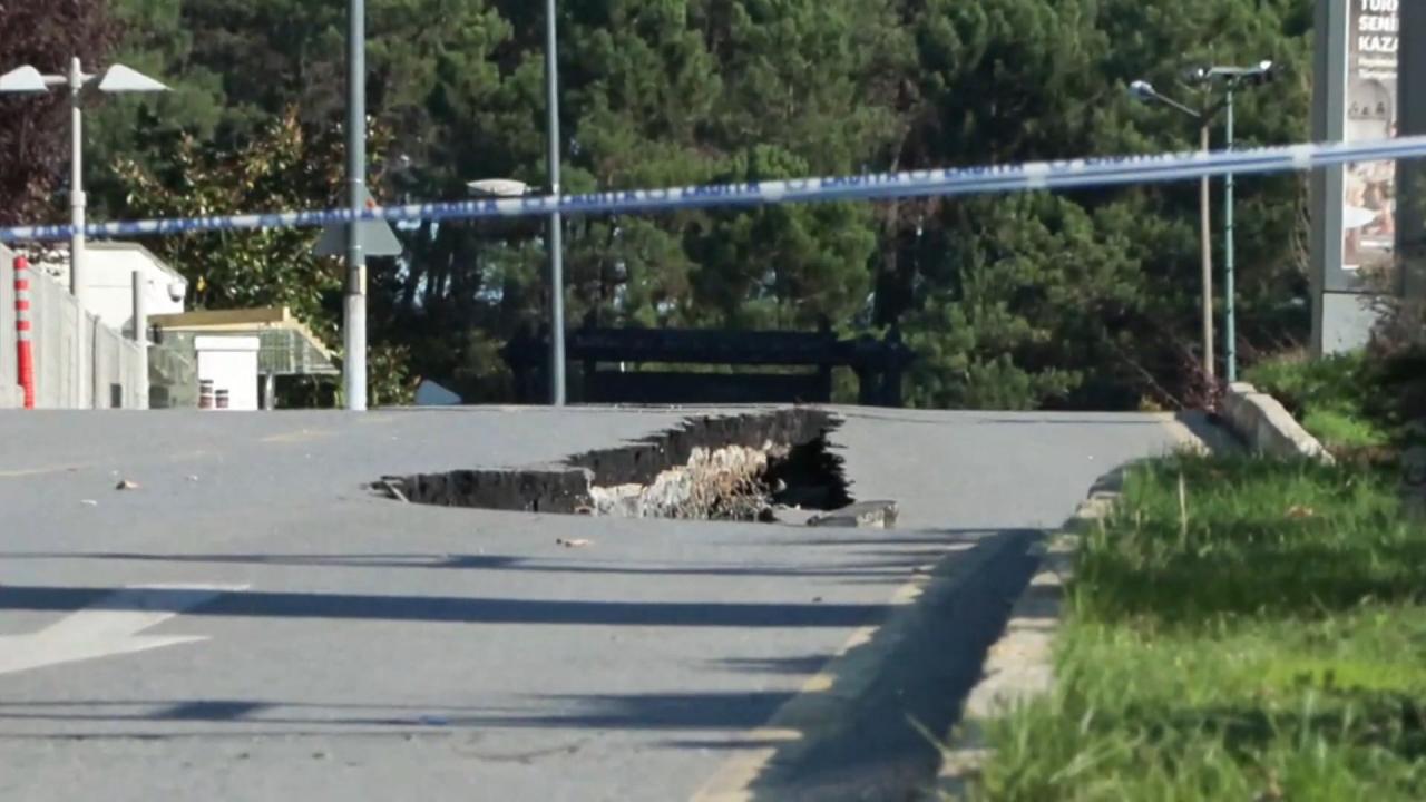 umraniyede yol coktu polis yolu trafige kapatti ucyflv21.jpg