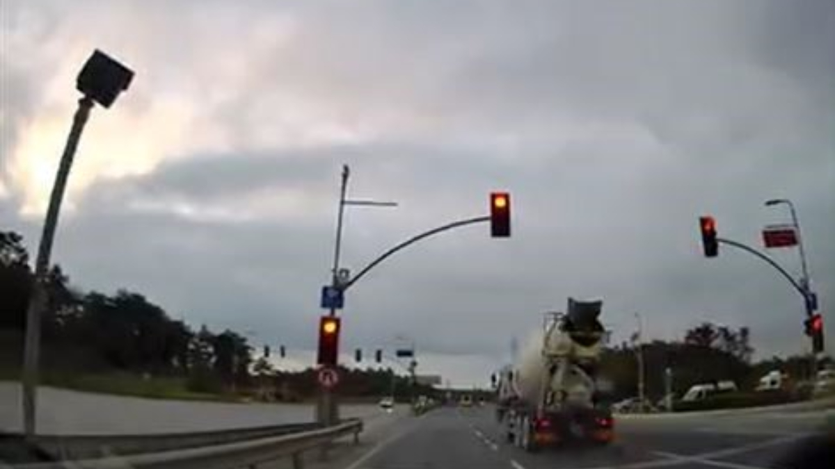 istanbulda kirmizi isik ihlali sonrasi suruculer olumden dondu LJgTukKB.jpg